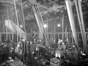 Trabajadores de fábrica en San Petersburgo, c.1916 de Russian Photographer